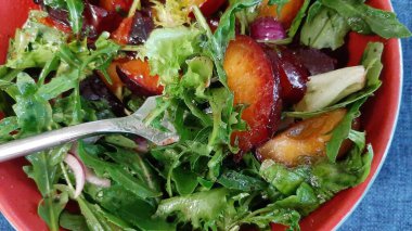 Seçici odaklanma. Arugula erik salatası. Kapat..