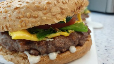 Meyve suyu iştah açıcı burger. Biftekli hamburger..