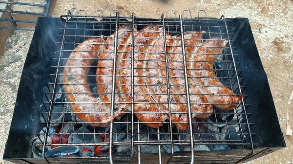 Seçici Odaklanma Izgarada Iştah Açıcı Sosisler Izgara Sosis Pişiriyorum — Stok fotoğraf