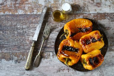 Seçici odaklanma. Makro. Izgara sarı biber..