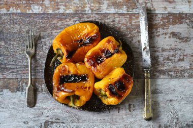 Seçici odaklanma. Makro. Izgara sarı biber..