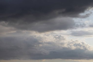 Dramatik bulutlar. Sonbahar gökyüzü. Yağmurdan önce bulutlar.