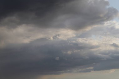 Dramatik bulutlar. Sonbahar gökyüzü. Yağmurdan önce bulutlar.