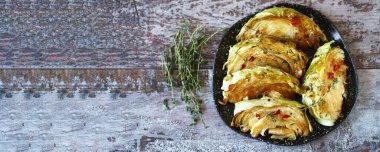 Baharatla pişirilmiş dilimlenmiş lahana. Pişmiş lahana dilimleri. Sonbahar yemeği. Sağlıklı vejetaryen yemeği. Seçici odaklanma. Makro.