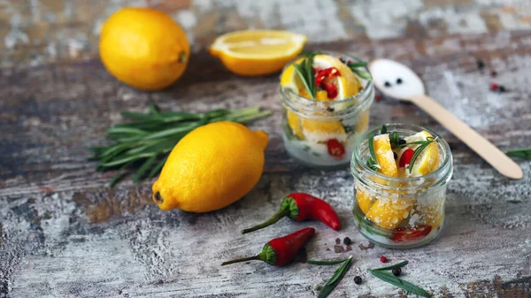 Citrons Fermentés Dans Des Pots Sel Piment Romarin Probiotiques Aliments — Photo