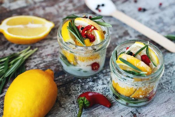 Kavanozlarda mayalanmış limon. Salamura limon. Probiyotikler ve mayalanmış yiyecekler. Seçici odaklanma. Makro.