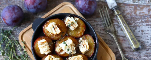 Uno Spuntino Keto Prugne Forno Con Formaggio Feta Timo Keto — Foto Stock