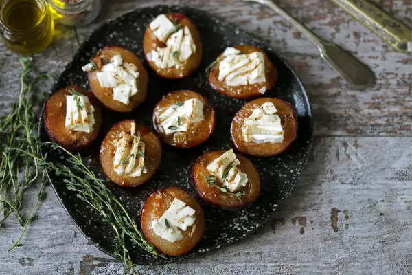 Prune Coapte Brânză Feta Mâncare Toamnă Dieta Keto Concentrare Selectivă — Fotografie, imagine de stoc