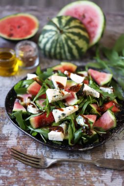 Sağlıklı salata roka, mavi peynir ve mini karpuz. Sonbahar karpuz salatası. Keto dost canlısı. Vejetaryen yemeği. Spor salatası. Keto diyeti. Seçici odaklanma. Makro.