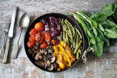 Tavada pişirilmiş sebzeler. Sağlıklı beslenme. Vejetaryen yemeği.