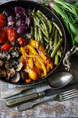 Tavada pişirilmiş sebzeler. Sağlıklı beslenme. Vejetaryen yemeği.