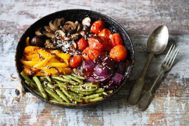 Tavada pişirilmiş sebzeler. Sağlıklı beslenme. Vejetaryen yemeği.
