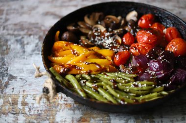 Tavada pişirilmiş sebzeler. Sağlıklı beslenme. Vejetaryen yemeği.