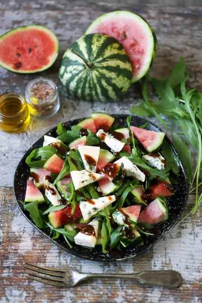 Sund Sallad Med Ruccola Blåmögelost Och Minivattenmelon Höstens Vattenmelonsallad Keto — Stockfoto