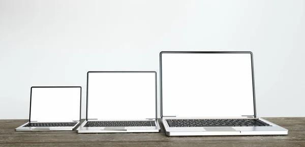 Mehrere Laptops auf einem Holztisch - 3D-Darstellung — Stockfoto