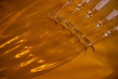 Sarı arka planda şampanya kadehleri