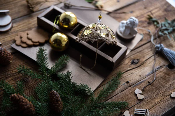Ahşap arka planda noel süslemesi