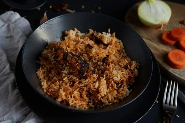 Arroz Frito Com Carne Uma Chapa — Fotografia de Stock