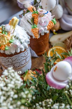 Paskalya pastası ve yumurtalı paskalya kompozisyonu