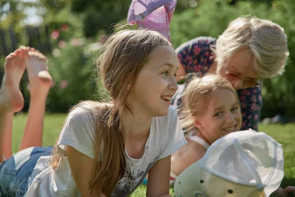 Ailenle birlikte ülkede dinlen.
