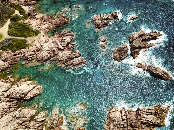 Luchtfoto van het gedreun van de prachtige zee van Sardinië — Stockfoto