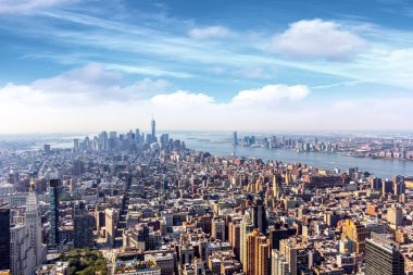 Manhattan'ın Cityscape bulutlar, New York City, Amerika Birleşik Devletleri ile mavi gökyüzü altında