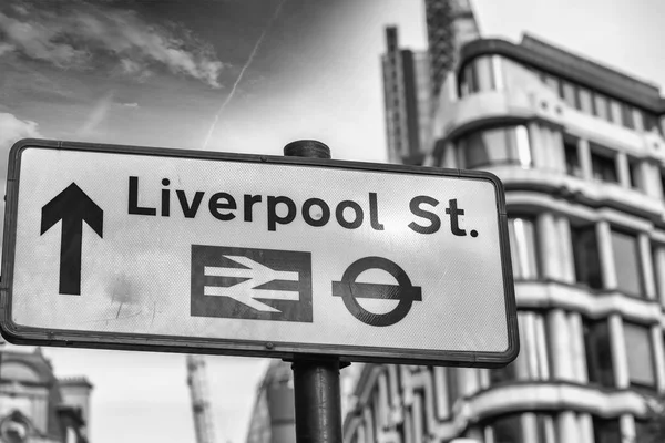 Liverpool St sokak tabelası bina karşı