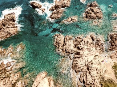 Costa Smeralda, Sardinya, İtalya 'nın insansız hava aracı görüntüsü..
