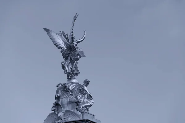 英国伦敦维多利亚纪念天空纪念碑 — 图库照片