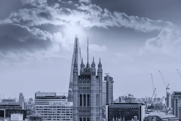 伦敦新旧塔楼多云天空 — 图库照片