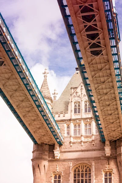 下から ロンドンのタワー ブリッジ ビュー — ストック写真