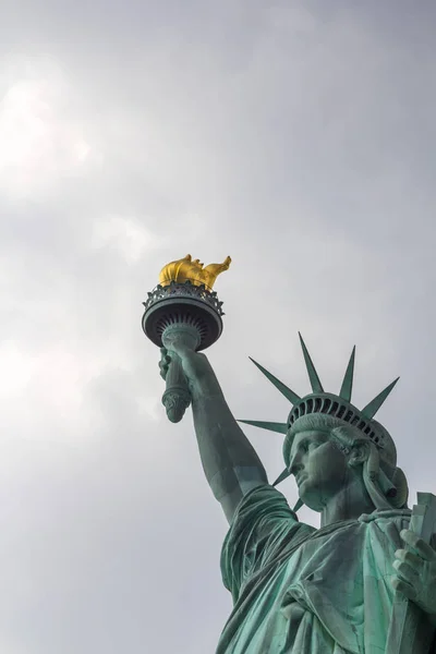 Estatua Libertad Bajo Cielo Nublado Ciudad Nueva York —  Fotos de Stock