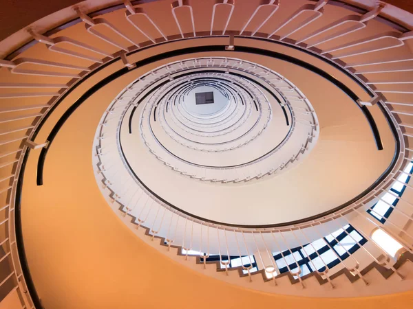 灯台の白い螺旋階段の表示 — ストック写真