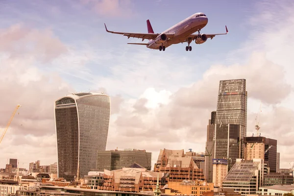 Letadlo Letící Nad Londýn Velká Británie — Stock fotografie