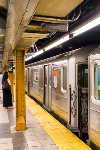Tren Del Metro Llega Estación Nueva York —  Fotos de Stock