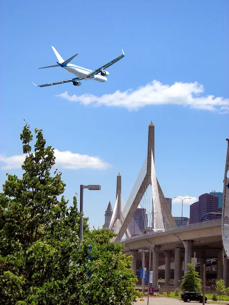 Letadlo Letící Pod Mostem Zakim Boston Usa — Stock fotografie
