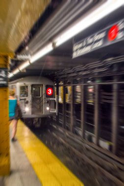 Metro treni, NYC 'nin bulanık görüntüsü.