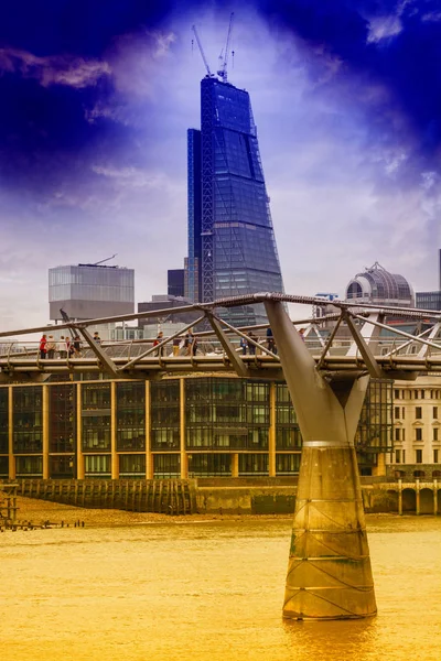 Millenium Bridge Och Londons Silhuett — Stockfoto