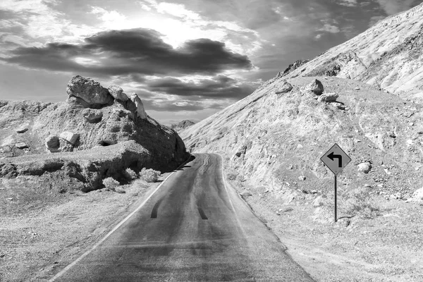 yol tabelasını ile kayalık çöl yoluyla