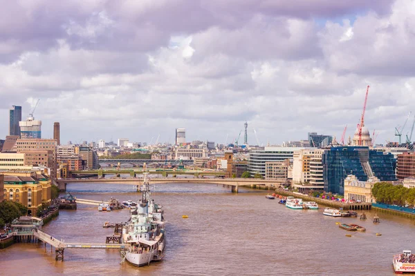 ロンドンのスカイラインと川 — ストック写真