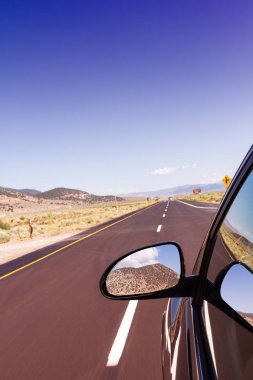 zemin üzerine mavi gökyüzü ile çölde yolda araba araba