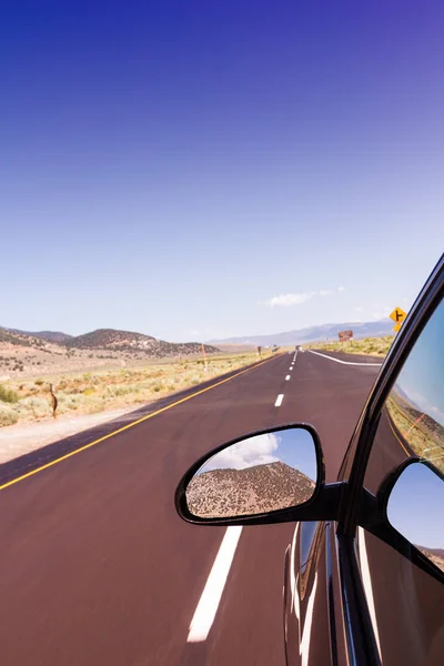 Coche Conduciendo Por Carretera Desierto Con Cielo Azul Fondo —  Fotos de Stock