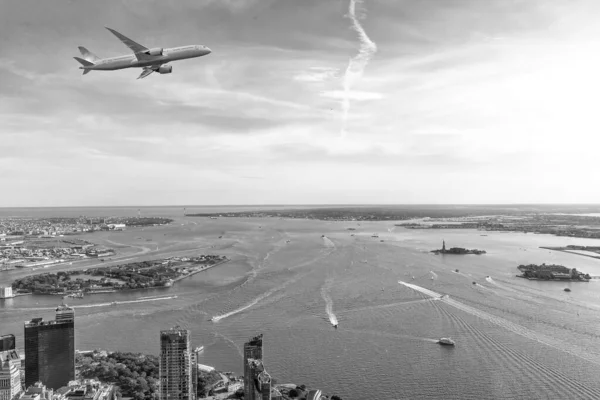 ニューヨーク、マンハッタンの湾の航空写真 — ストック写真