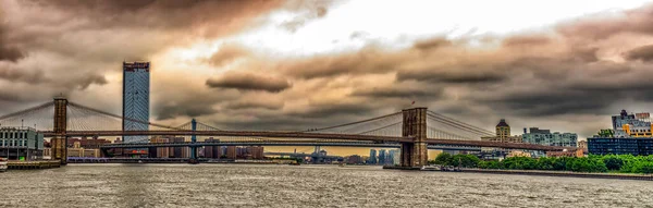 Brooklyn Köprüsü'nün panoramik manzaralarını gün batımında, Nyc — Stok fotoğraf