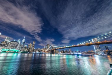 Manhattan ve Brooklyn köprüsünün silüeti, gece görüşü