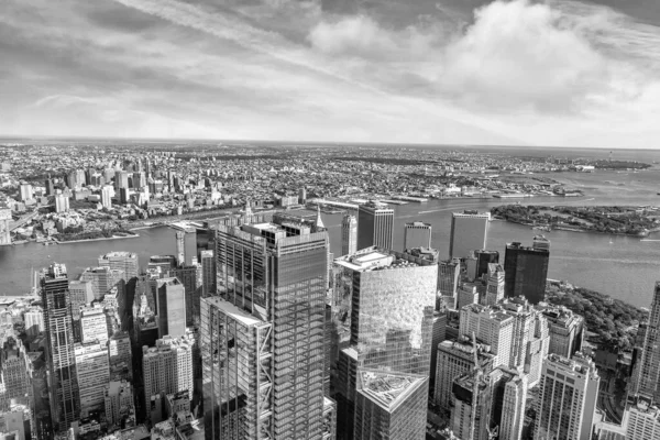 Небоскрёбы в центре Манхэттена, вид с воздуха — стоковое фото