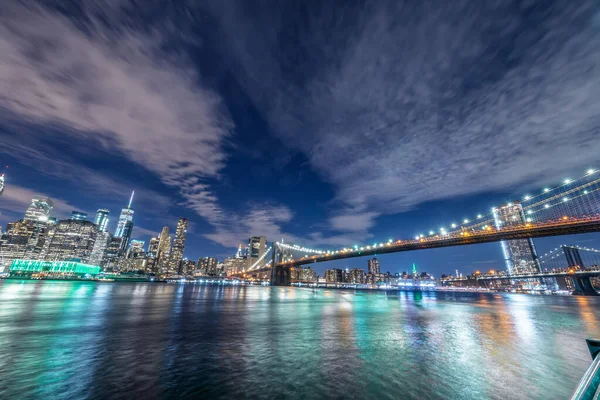 曼哈顿和布鲁克林大桥的天际线，夜景 — 图库照片