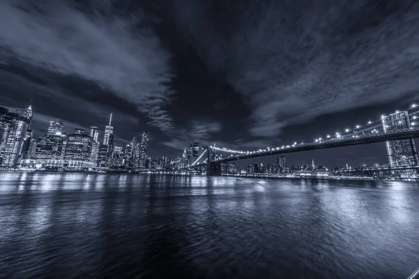 Skyline de Manhattan e Brooklyn ponte, vista noturna — Fotografia de Stock