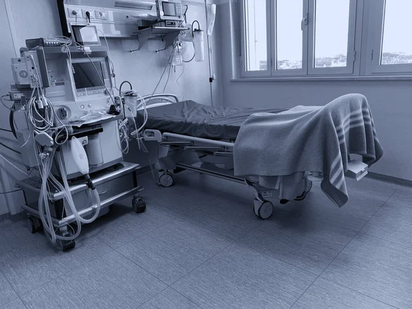 Krankenhauszimmer mit Erste-Hilfe-Ausrüstung — Stockfoto