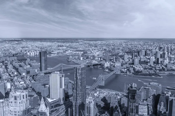 Vista aérea de Manhattan con sus puentes, Brooklyn Bridge y Manh — Foto de Stock